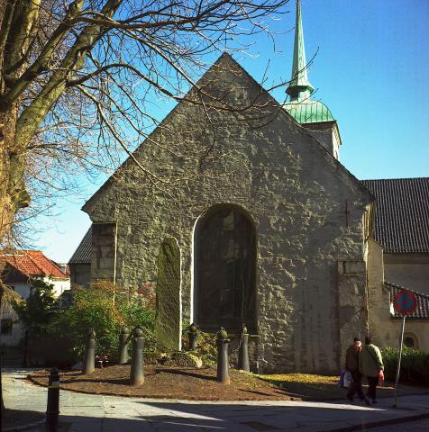 Minnesteinen over dei fem som fall i sjøslaget ved Alvøen året 1808 står ved Korskyrkja i Bergen. Dei blei gravlagde på kyrkjegarden ved kyrkja. Kyrkjegarden blei nedlagd i 1874. Steinen er av lys granitt, 80 x 28 cm i firkant nede, kring fire meter høg og fundamentert i ein natursteinfot. Minnestøtta er omgjeven av seks stolpar forma som kanonløp med kjettinglekkjer mellom.