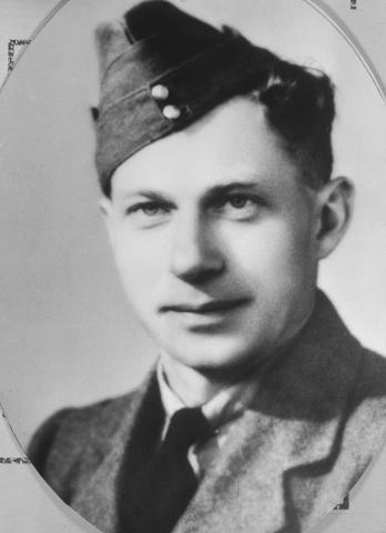 Rasmus Nyvoll, fødd 1909 i Ålfoten, emigrerte til Amerika i 1928. Etter at Noreg kom med i krigen 9. april 1940, melde han seg som frivillig til The Loyal Edmonton Regiment, Royal Canadian Infantry Corps. Han fall i Italia 24. mai 1944.