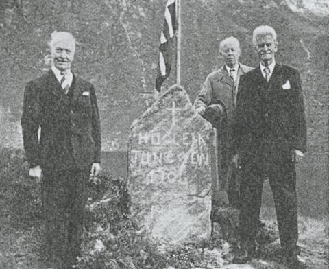 Frå avdukinga 20. august 1961. Det var ordna med flaggstang og flagg. Til venstre på biletet står Anders Skåsheim. Lengst til høgre Tore O. Eide.
