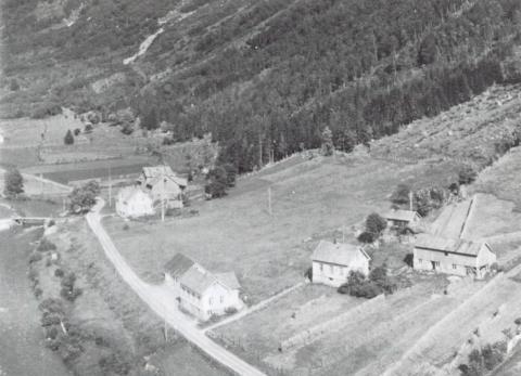 Her renn elva stilt og fredeleg forbi garden Feten. I 1820 var det fare for at elva skulle ta husa på garden. Feten fekk øydelagt 80 mål med skog, eng og åkrar.
