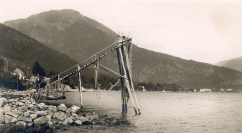 Lakseverpe i Balestrand, eit stykke utom Kvikne Hotel og Holmen. Biletet er truleg teke ein gong i helgefredinga; nota er teken i land og hengd opp til turk.