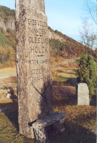 Bautasteinen er forma som ein korde. Innskrifta står på skjeftet: EIDSVOLDS- * MANDEN * OLE ELIAS * HOLCK * 1774 - 1842 * 17 DE MAI * 1814 - 1914. På baksida står: GUD SIGNE * VAART DYRE * FÆDRALAND.