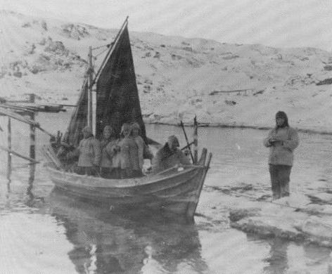 I mange høve hadde ikkje einingar frå Bergkompaniet annan farkost å ta seg fram i enn robåt. Denne Nordlands-båten vart nytta i Indre Billefjord. Biletet står i bygdeboka for Porsanger med fylgjande b-tekst: "Etter en trefning med tyskerne i Indre Billefjord dro de norske soldatene over til østsiden av fjorden igjen. Bolstad var ikke lenger i live. På land står John A. Johnsen, Fjell-John. Foto: Brynjulf Mugås". Merknad: Mugås var leiar for patruljen Bolstad var med i.
