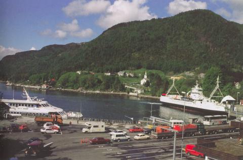 Lavik er eit viktig trafikksentrum i Sogn og Fjordane. Stamvegen mellom Ålesund og Bergen går over ferjesambandet Lavik - Oppedal. Her er også stoppestad for ekspressbåtruta mellom Sogn og Bergen. Mange bussruter går til og frå eller gjennom staden. Her ser me både ferja <i>Gloppen</i> og ekspressbåten <i>Solundir</i> ved kaien i Lavik.
