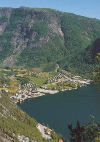 Vadheim ligg vakkert langs fjorden, men staden er ikkje lenger 
det knutepunktet den ein gong var. Framleis går trafikken frå Bergen og nordover på E39 gjennom bygda, men ingen rutebåtar eller ferjer legg lenger til ved den tidlegare så travle kaia.


