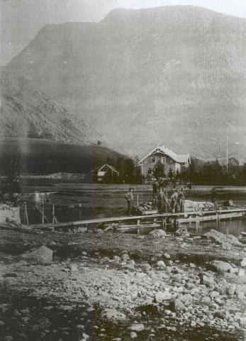 Arbeid på fyrste brua ved Sanden over Ytredalselva hausten 1907.  
Ing. Birger Olsen og karane hans.
