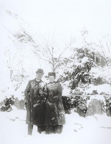 Ung kjærleik. Ingeniør Birger Olsen og kontordame Maggie Sivertsen som forlova seg i Vadheim.