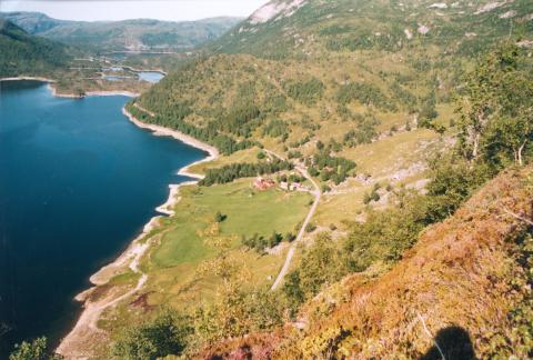 Røyrvik-garden med Langenes i bakgrunnen.