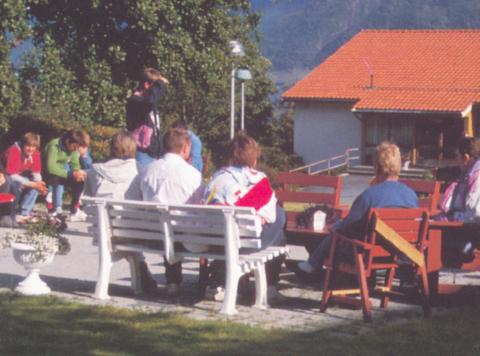 I fint sommarvêr kan det vera fint å grilla i hagen og samstundes kosa seg i lag med andre.
