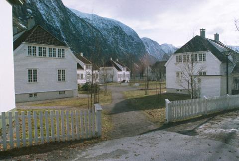 Arbeidarfamiliane budde i trehus som var firedelt, det vil seie fire familiar i kvart hus. Det var tronge kår når 20 menneske skulle dela ein bustad.
