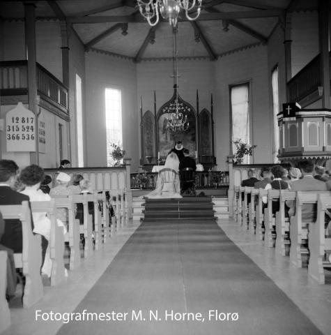 Magne Loftheim og Sigrid Solheim vart vigde av sokneprest Rasmus Håskoll i 1946.
