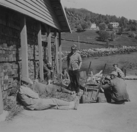 Pause i arbeidet ved Helle Teglverk attmed lagerhuset for teglsteinen (murstein).