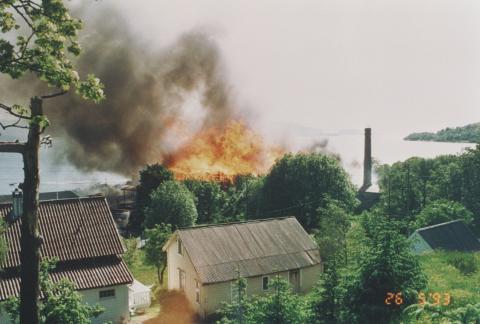 I 1993 vart det bestemt å ta vare på Helle Teglverk som kulturminne, men same året brann bygningen ned.