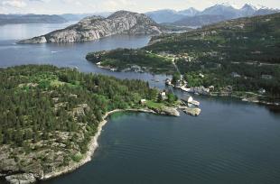 Herøysundet med Skorpo i bakgrunnen.