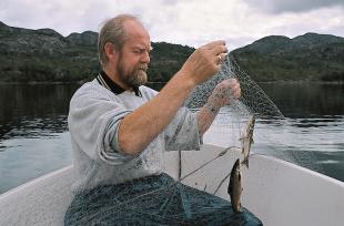 Arnt Brakstad har drive kultiveringsarbeid i Storavatnet i 30 år.