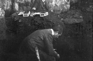 Fra utgravning av Ruskeneset i 1916. Den gangen var det viktig å ha antrekket i orden. I forgrunnen museets preparant Olav Espevoll.