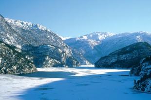 Bolstadfjorden var ei viktig ferdsle - åre for Vosse bygdene.