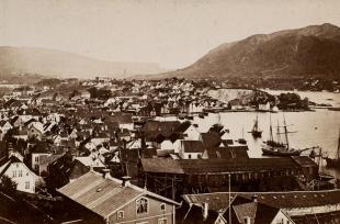 Utsikt fra Fredriksberg mot Verftet og Sydneshaugen .Foto: Marcus Selmer ca.1869. Billedsamlingen, Universitetsbiblioteket i Bergen 